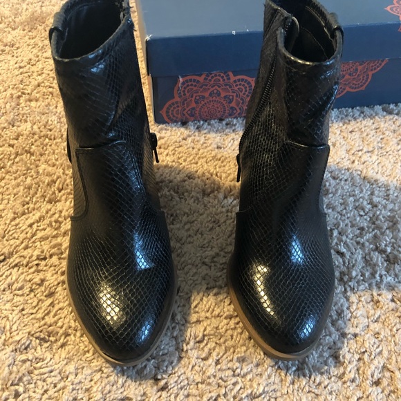 Carlos by Carlos Santana Women's Rowan Ankle Boot - Picture 2 of 8